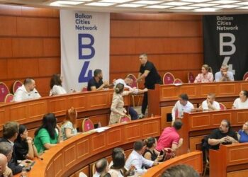 Fotot e sherrit në Këshillin Bashkiak/Valteri dhe Blushi përplasen fizikisht