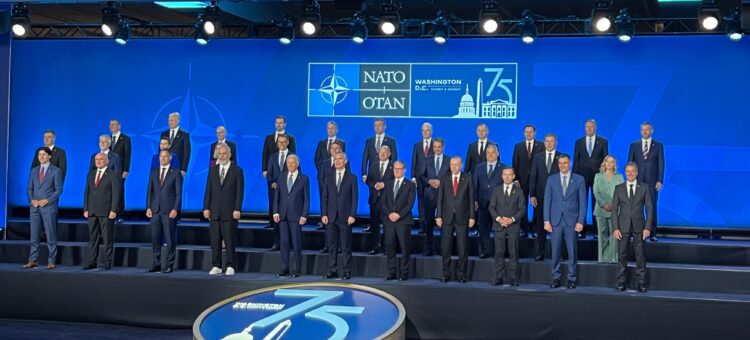 Rama i buzëqeshur pranë Biden dhe Stoltenberg, fotoja familjare nga samiti i NATO-s në Washington