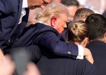 Qëllohet me armë dhe gjakoset Donald Trump, vritet atentatori! Kandidati republikan: Nuk do të dorëzohem kurrë! (PAMJET)