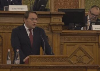 “Çoni Asociacionin në Kushtetuese”, Varhelyi: Rruga për në BE kalon nga dialogu