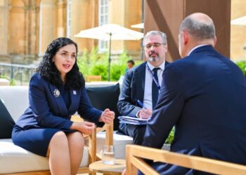 Vjosa Osmani thirrje nga Londra: Të mbrojmë demokracinë e rajonit nga Putini