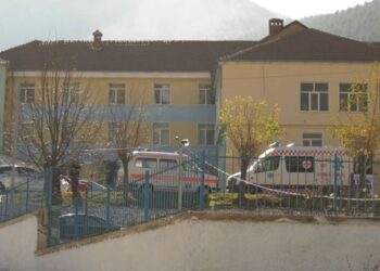 U paraqiten në spital me të vjella, shkon në 56 numri i personave të helmuar në Bulqizë