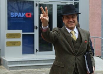 Budalla apo naiv? Nën hetim për ndërtimin e 19 kullave, dhëndri i Berishës ankohet se po bëhen shumë ndërtime në Tiranë