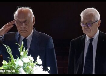 FOTOLAJM / Dy ish-presidentët bashkë në homazhe, Moisiu nderon ushtarakisht Kadarenë