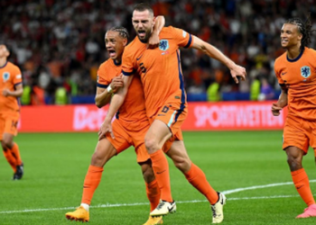 Holanda thyen Turqinë, tulipanët në gjysëm-finale përballë Anglisë