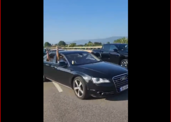 Me makina super luksoze, demokratët drejt Tiranës për të protestuar kundër varfërisë