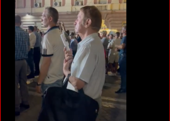 VIDEOLAJM / Selami Jenisheri në protestën e opozitës me… ventilator në dorë!