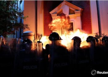 Gjuha politike e molotovit, kujt i drejtohen bombat e 11 korrikut?!