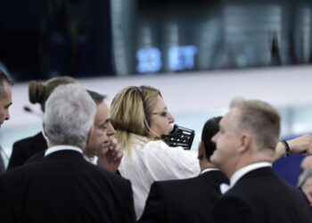Eurodeputetja rumune ndërpret fjalimin e Von der Leyen, e nxjerrin me forcë nga PE