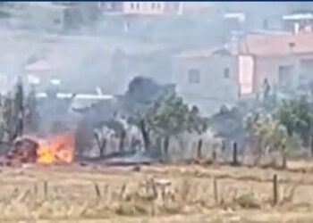 Përhapet me shpejtësi zjarri në Mamurras, flakët favorizohen nga era, rrezikohen disa banesa