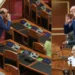 “Shëngjini po digjet, ju merreni me llafe”/ Hipi mbi karrige në seancën e fundit në Kuvend, Dashnor Sula: Doja të tërhiqja vëmendjen e …