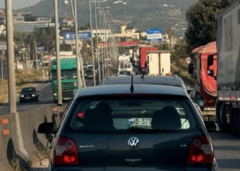 Bllokohet qarkullimi në Tiranë-Durrës, aksidenti shkakton radhë të gjata trafiku