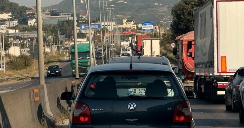 Bllokohet qarkullimi në Tiranë-Durrës, aksidenti shkakton radhë të gjata trafiku