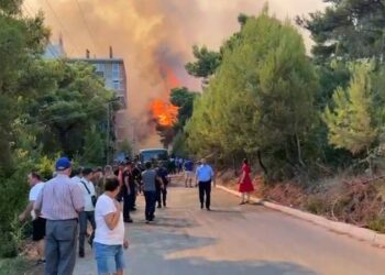Panik në Shëngjin, banorët dhe turistët mes lotëve lënë gjithçka dhe vrapojnë për t’u shpëtuar flakëve