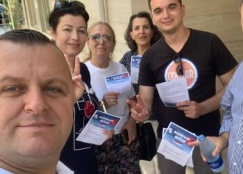 Gjin Gjoni shpërndan fletushka dhe fton qytetarët ne protestë kundër… korrupsionit: Do iu kthej shpresën shqiptarëve. O sot, o kurrë