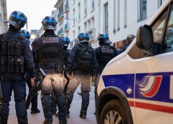Çfarë po ndodh në Francë? 30 mijë policë “zbarkojnë” në rrugë