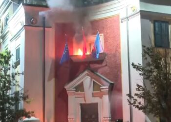 Sulmi me zjarr ndaj godinës, reagon Bashkia Tiranë: Skandal, digjet flamuri kombëtar!