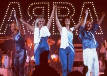 VIDEOLAJM/ Shqipëria “tërheq” edhe yjet e muzikës botërore, vajzat e ABBA-s shijojnë pushimet në Sarandë