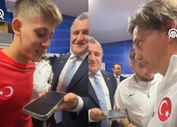 “Ti puth sytë”/ Telefonata e Erdogan me ekipin turk bëhet virale (VIDEO)