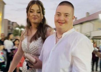 “Premtimin s’e tret as dheu”, kthehet nga Zelanda e re për të shoqëruar shokun me sindromën Down në mbrëmjen e maturës