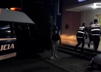 VIDEO/ Vrasja në Fier, policia publikon pamjet e arrestimit të 39-vjeçarit që qëlloi bashkëjetuesin e ish-gruas