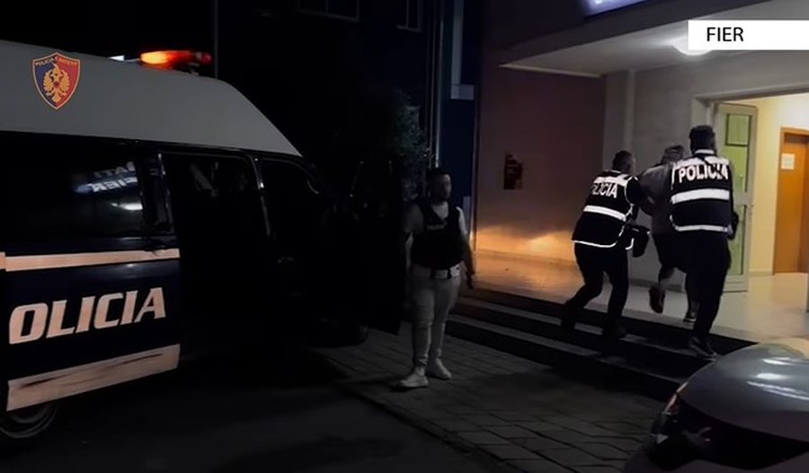 VIDEO/ Vrasja në Fier, policia publikon pamjet e arrestimit të 39-vjeçarit që qëlloi bashkëjetuesin e ish-gruas