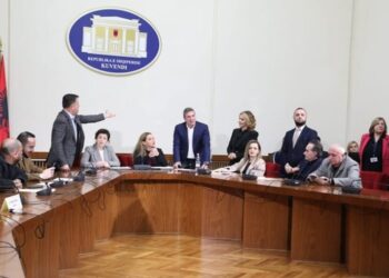 PS depoziton pr/ligjin për Kodin Zgjedhor: Votë me postë për emigrantët, ndryshon herësi për ndarjen e mandateve