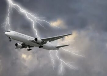 Çfarë ndodh kur avioni goditet nga rrufeja? A ka rrezik për pasagjerët?