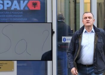 “SA?”… zbulohet letra që Beqaj i nxori në gjyq Prokurores, eksperti: Ia mbajti përballë gjatë seancës…