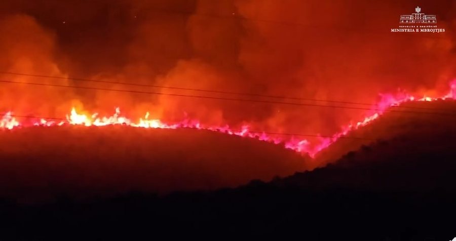 Situatë e rëndë në Dropull, zjarrfikësit nga 5 bashki, helikopteri Cougar dhe ushtarët në luftë me flakët