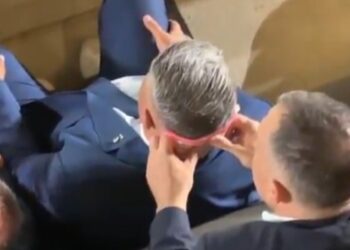 VIDEO / E pazakontë! Sekretari i fshin djersët Presidentit të Federatës së Futbollit