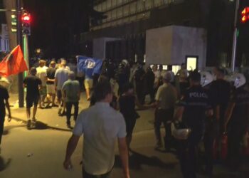 “Hajde ikim edhe te Bashkia”, protestuesve të opozitës u bëjnë surprizë në fund, Berisha kërkon qeveri teknike
