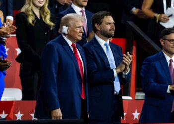 Konventa Republikane\ Trump shfaqet me veshin e fashuar, pritet me thirrje për luftë!