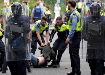 Dhunë në Dublin\ Protestuesit sulmojnë policinë dhe djegin kampin e azilkërkuesve