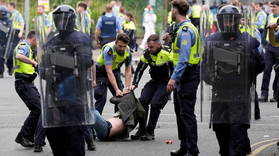 Dhunë në Dublin\ Protestuesit sulmojnë policinë dhe djegin kampin e azilkërkuesve