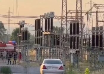 Zjarr në një nënstacion elektrik në Korçë, disa zona pa energji, zjarrfikësja dhe ekipet e OSHEE në vendngjarje