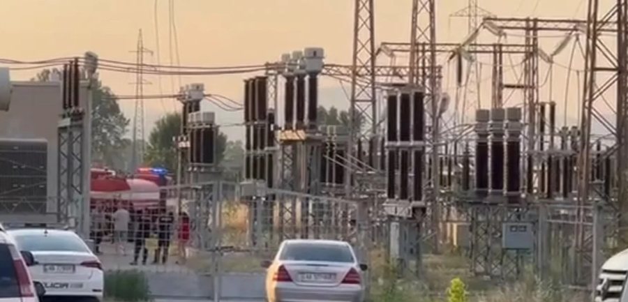 Zjarr në një nënstacion elektrik në Korçë, disa zona pa energji, zjarrfikësja dhe ekipet e OSHEE në vendngjarje