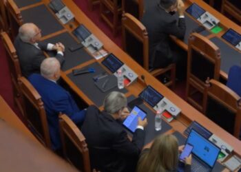 Si e “drodhën” deputetët demokratë: Në fillim u rrudh grupi i Berishës, tani ai i Bashës…