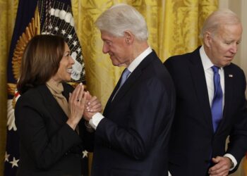 Pas tërheqjes së Biden nga gara, Kamala Harris, negociata me Obamën dhe Klinton për të siguruar kandidimin