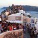 “Po vijnë 17 mijë turistë”, banorëve të Santorinit u kërkohet të mbyllen në shtëpi për të liruar hapësirë