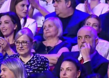 FOTOLAJM / Pas dorëheqjes, Lindita Nikolla shfaqet krah Ramës në Kongres