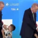 VIDEO / Erdogan godet me shuplakë një djalë të vogël se nuk i puthi dorën, më pas i jep para