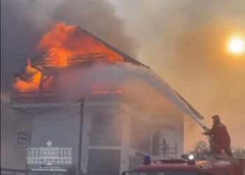 Situatë alarmante në Shëngjin/ Flakët “përpijnë” banesat, rrezikohet një depozitë gazi. Kërkohet evakuimi i banorëve