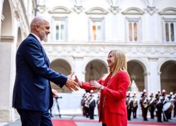 Rama niset drejt Britanisë, do të bashkëdrejtojë me Melonin temën e migracionit