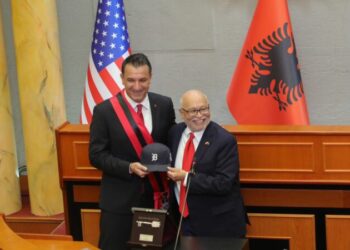 Ish-ambasadori amerikan Aleksandër Arvizu pasi mori nga Veliaj “Çelësin e Tiranës”: Qyteti është transformuar jashtëzakonisht!