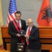 Ish-ambasadori amerikan Aleksandër Arvizu pasi mori nga Veliaj “Çelësin e Tiranës”: Qyteti është transformuar jashtëzakonisht!