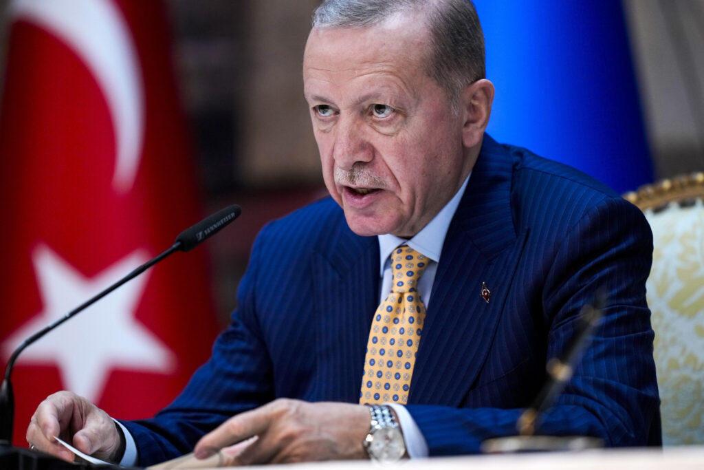 Erdogan thotë se mund ta ftojë Assadin në Turqi “në çdo moment”