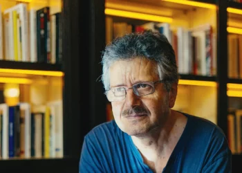 “Kadaresë i kishin hapur dosjen për t’a arrestuar”, djali i Mehmet Shehut: Kur dola nga burgu, hetuesi më tha se…