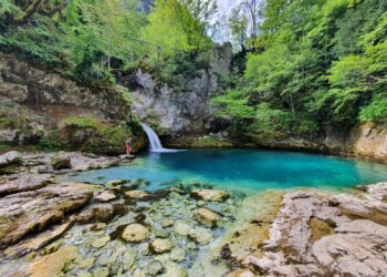 Turistët të mahnitur nga Thethi! Shijojnë ditët e nxehta në freskinë e Alpeve