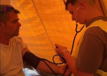 Bashkia ngre ‘Çadrën e Kujdesit’ në sheshin ‘Skënderbej’, Veliaj: Matje tensioni dhe ujë falas